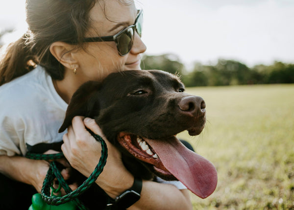 Vrouw knuffelt met haar schone hond